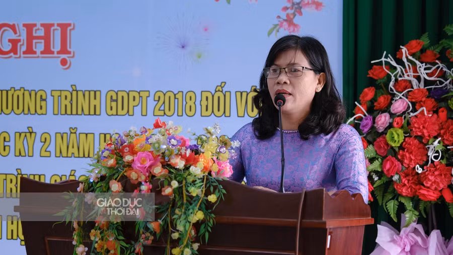 Bà Lê Thị Hường, Phó Trưởng Phòng GD&amp;ĐT quận Bình Thuỷ báo cáo sơ kết học kỳ 1 và đánh giá việc thực hiện chương trình GDPT 2018 đối với lớp 1.