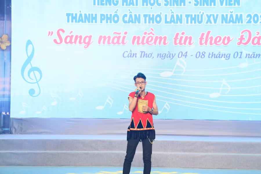 Tiết mục đơn ca của các bạn HSSV Cần Thơ.