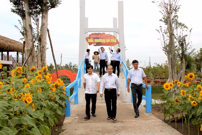 Ông Đoàn Tấn Bửu (giữa) dẫn đoàn Đoàn ban tổ chức đi thị sát (ảnh CTTĐT Đồng Tháp).