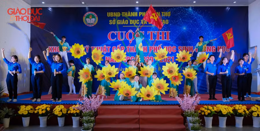 Văn nghệ chào mừng của các em học sinh THPT.