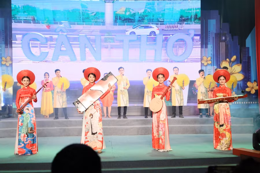 Tiết mục ca múa với chiếc áo dài và nhạc cụ truyền thống dân tộc Việt Nam.