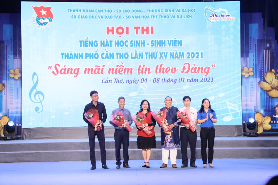Ban tổ chức tặng hoa Ban giám khảo cuộc thi.