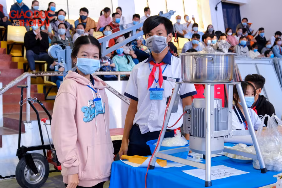 Hai em học sinh THPT Trung Nhứt tự tin với dự án xay bột bánh in của mình.