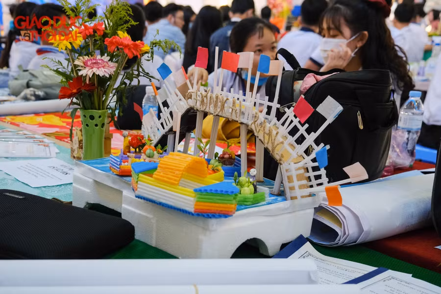 Dự án về sản phẩm tái chế từ nhựa phế liệu cũng được các em quan tâm đầu tư.