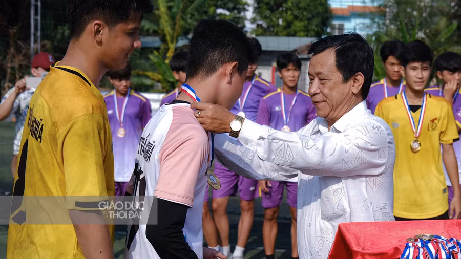 Ông Nguyễn Hữu Nhân, Trưởng phòng Chính trị tư tưởng trao huy chương vàng cho đội bóng đạt giải Nhất.