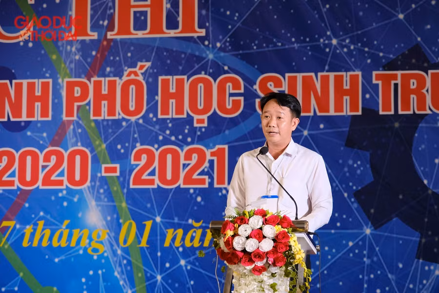 Ông Nguyễn Hữu Nghĩa, Phó Trưởng phòng GDTH, Sở GD&amp;ĐT TP Cần Thơ báo cáo tổng kết cuộc thi.