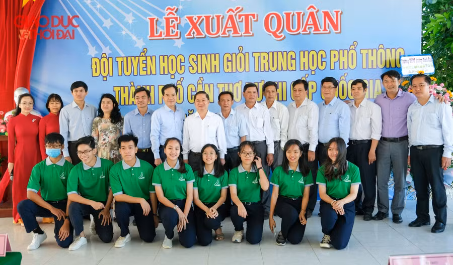 Lễ xuất quân Đội tuyển tham dự kỳ thi học sinh giỏi cấp quốc gia THPT năm học 2020-2021.