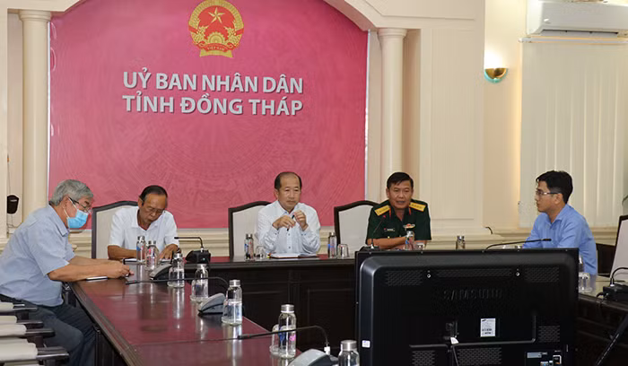Phó Chủ tịch Uỷ ban nhân dân tỉnh Đoàn Tấn Bửu và lãnh đạo các sở, ngành tại điểm cầu tỉnh (ảnh CTTĐT Đồng Tháp).