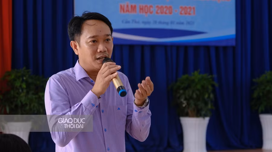 Ông Nguyễn Hữu Nghĩa, Phó trưởng Phòng GD Trung học (Sở GD&amp;ĐT) chia sẻ tại hội nghị.