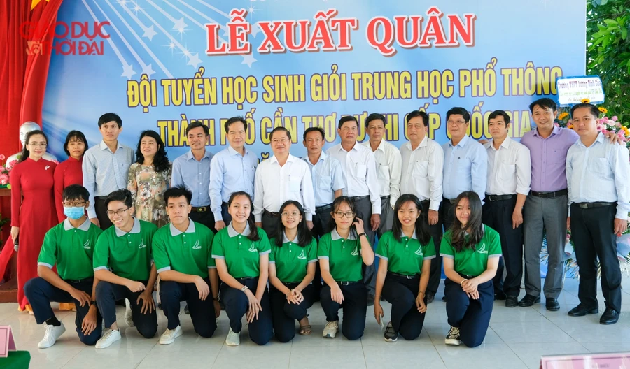 Lễ xuất quân Đội tuyển tham dự kỳ thi học sinh giỏi cấp quốc gia THPT năm học 2020-2021.