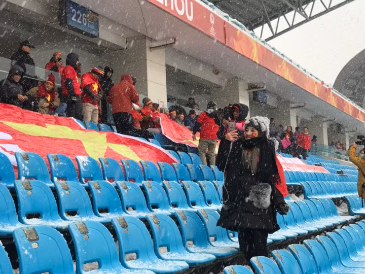 Cổ động viên VIệt Nam có mặt từ rất sớm