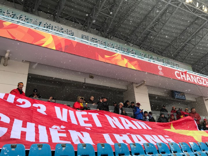 Băng rôn, khẩu hiệu đã ngập tràn trên khán đài Băng rôn, khẩu hiệu đã ngập tràn trên khán đài