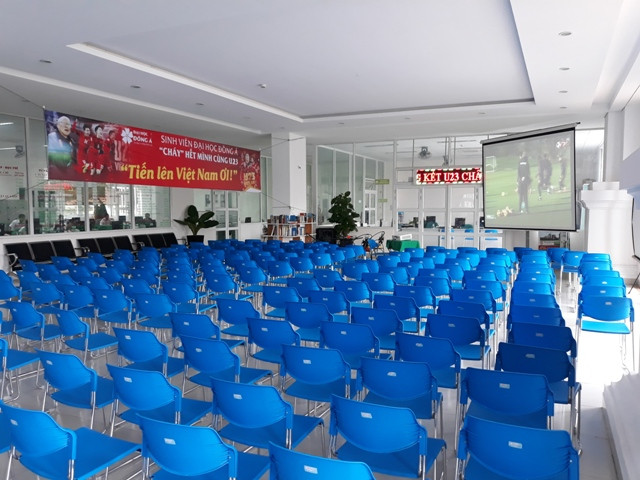 Để giúp cán bộ, giảng viên, sinh viên tham gia xem, cổ vũ cho đội tuyển U23 Việt Nam, các trường đã chuẩn bị mọi điều kiện hết sức chu đáo. Để giúp cán bộ, giảng viên, sinh viên tham gia xem, cổ vũ cho đội tuyển U23 Việt Nam, các trường đã chuẩn bị mọi điều kiện hết sức chu đáo.