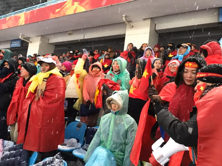 Sức nóng trên sân vận động Thường Châu sau pha ghi bàn gỡ hòa của Quảng Hải