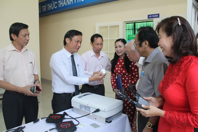 Rất đông khách mời tham gia thăm quan gian trưng bày công nghệ điện mặt trời hòa lưới