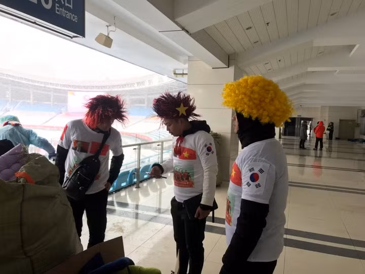 Cổ động viên Việt Nam "biến hình" cổ vũ cho U23 Việt Nam