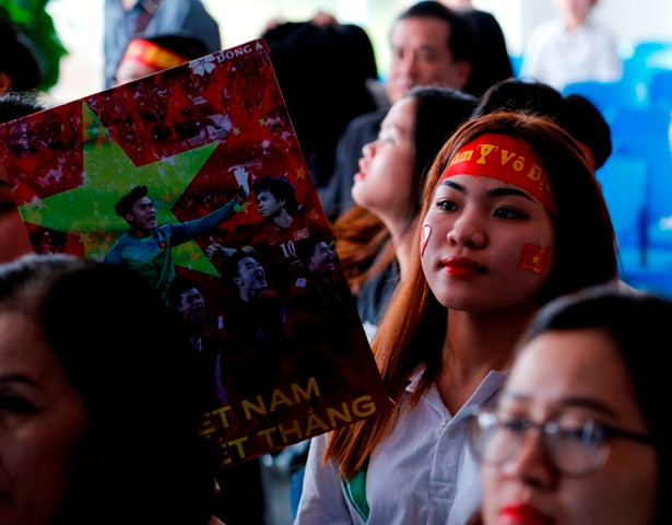 Sân trường sôi động tiếng động viên, cổ vũ các tuyển thủ U23 Việt Nam thi đấu. Niềm vui vỡ ào cùng bàn thắng của Quang Hải, giúp đội tuyển U23 Việt Nam san bằng tỷ số trận đấu.