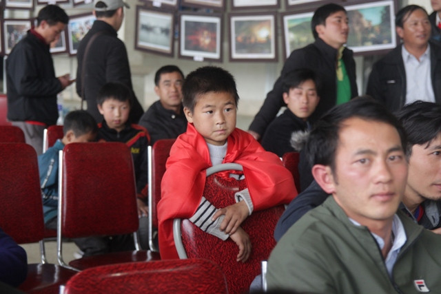 Vẻ theo dõi hồi hộp của một cậu bé