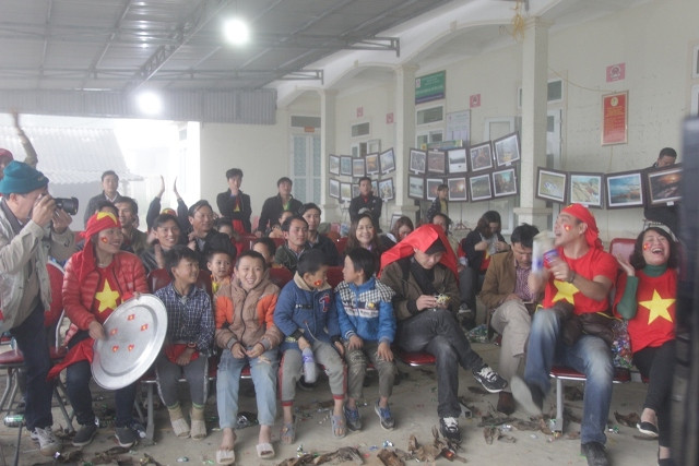 Sương mù dày đặc tràn vào trong sân nhưng vẫn bầu không khí vẫn sôi động