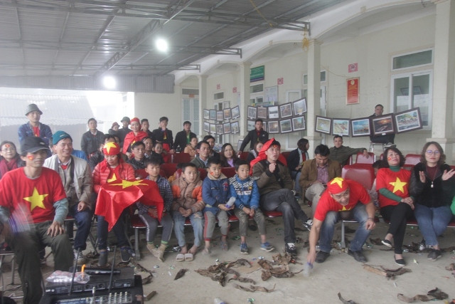 Nhiều người dân Mường Lống tập trung cổ vũ đội tuyển Việt Nam tại chung kết U23 châu Á