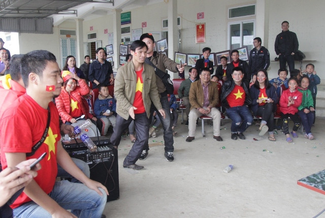 Ào lên trước những pha bóng gay cấn