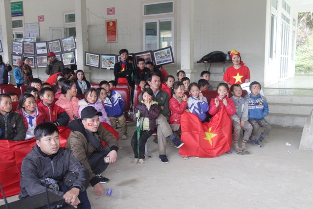 Nhưng em nhỏ tham gia cổ vũ