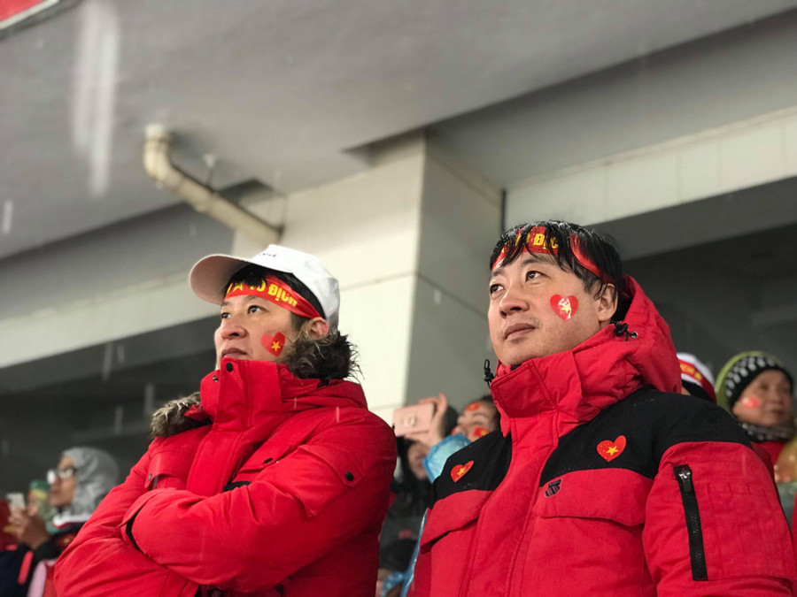 Cổ động viên đã không cầm được nước mắt. Cổ động viên đã không cầm được nước mắt.