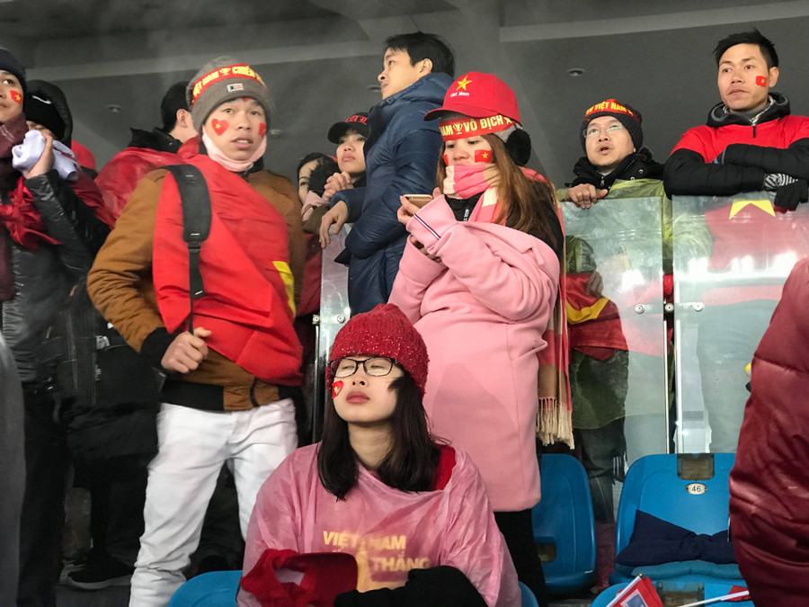 CĐV Việt Nam không quản ngại thời tiết khắc nghiệt đến để tiếp sức cho cầu thủ nhưng đáng tiếc là may mắn lại không đứng về phía đội tuyển U23 Việt Nam. CĐV Việt Nam không quản ngại thời tiết khắc nghiệt đến để tiếp sức cho cầu thủ nhưng đáng tiếc là may mắn lại không đứng về phía đội tuyển U23 Việt Nam.