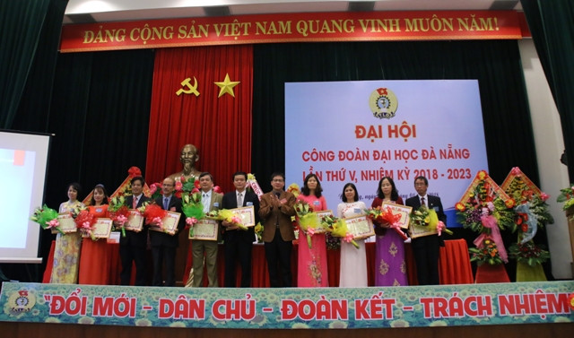 Khen thưởng tập thể và cá nhân tiêu biểu nhiệm kỳ 2012 – 2017. 