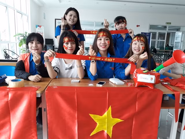  Các bạn trẻ sinh viên hào hứng đón chờ trận đấu chung kết U23 Châu Á giữa đội tuyển Việt Nam và Uzbekistan.