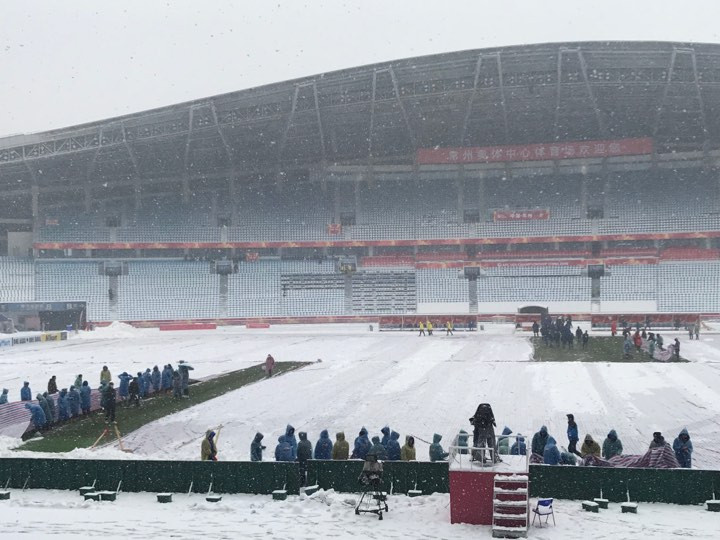 Công nhân đang dỡ bạt bảo vệ cỏ, khả năng hoãn trận chung kết giữa U23 Việt Nam và U23 Uzbekistan là 0% Công nhân đang dỡ bạt bảo vệ cỏ, khả năng hoãn trận chung kết giữa U23 Việt Nam và U23 Uzbekistan là 0%