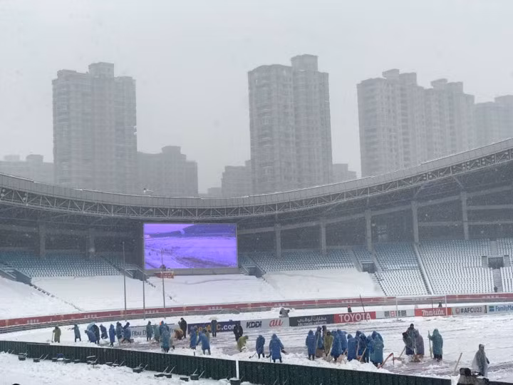 Hàng chục công nhân được huy động để liên tục dọn tuyết trên sân.