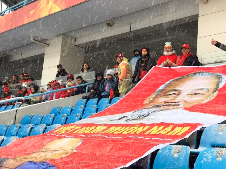 Hình ảnh Bác Hồ và huấn luyện viên người Hàn Quốc Park Hang Seo đã có mặt trong sân vận động