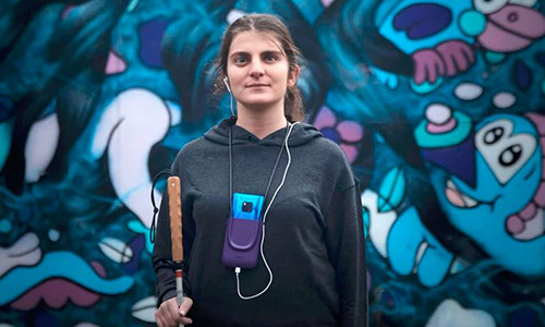 Giá đỡ đeo cổ giúp người khiếm thị sử dụng thiết bị thuận tiện hơn. Ảnh: Design Boom. Giá đỡ đeo cổ giúp người khiếm thị sử dụng thiết bị thuận tiện hơn. Ảnh: Design Boom.