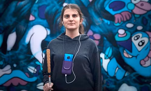 Giá đỡ đeo cổ giúp người khiếm thị sử dụng thiết bị thuận tiện hơn. Ảnh: Design Boom.