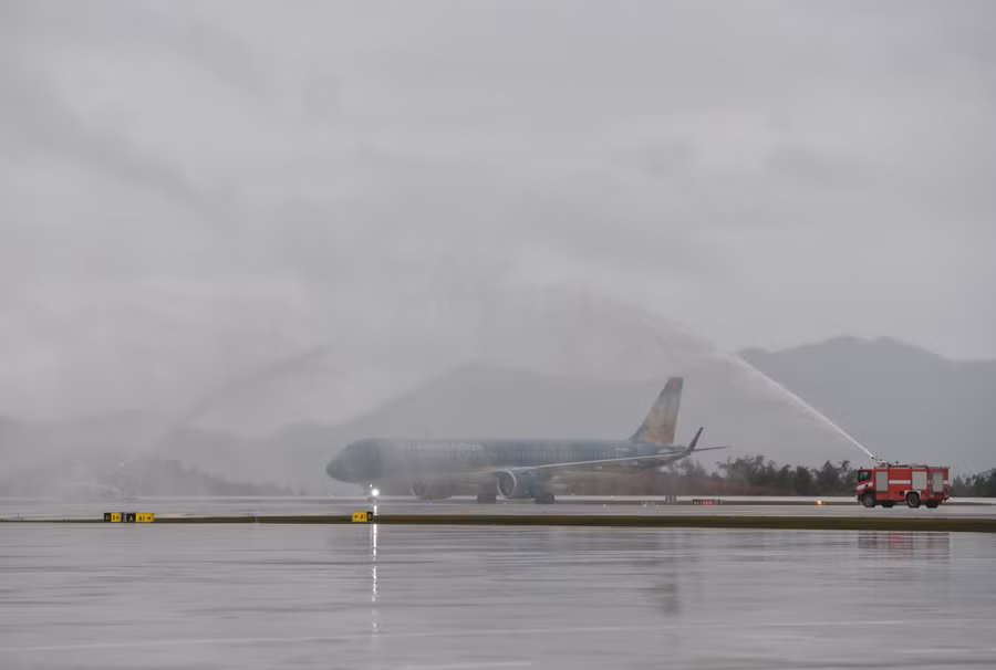 Nghi thức “vòi rồng phun nước chào mừng” chuyến bay đầu tiên hạ cánh xuống Vân Đồn.Ảnh: VGP/Quang Hiếu.