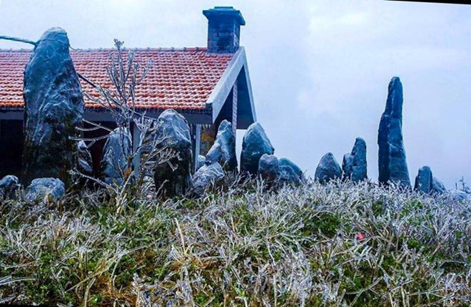 Gioi tre khong ngai gia ret check-in bang tuyet o Mau Son hinh anh 1