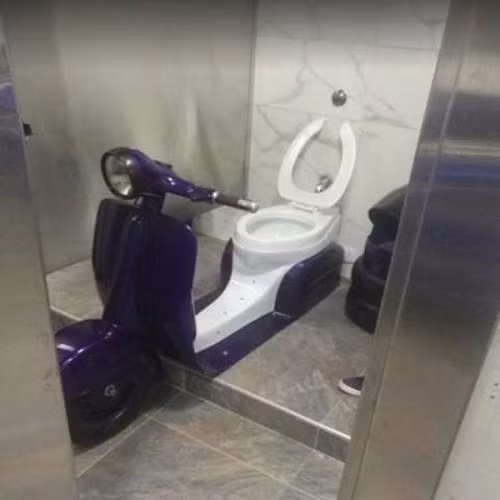 Nhà vệ sinh của người đam mê xe cộ.