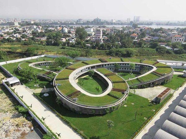 Trường mẫu giáoFarming Kindergartenở Đồng Nai, Việt Nam, có tên trong danh sách nhữngtrường mầm non đẹp nhất thế giới.Nhà trẻ được thiết kế hình cỏ ba lá lồng vào nhau với một nét vẽ liên tục, tạo ra ba sân trong vui chơi cho trẻ. Hành lang nối ba vòng tròn này mở hai bên làm tối đa hóa sự thông gió tự nhiên và ánh sáng, cũng như thể hiện tính lưu động các hoạt động của trẻ.Mái nhà xanhdo kiến trúc sư Võ Trọng Nghĩa thiết kế như một vườn rau liên tục, một nơi để dạy trẻ em về tầm quan trọng của nông nghiệp và mối quan hệ với thiên nhiên. truong-mam-non-viet-nam-trong-danh-sach-12-truong-dep-nhat-the-gioi