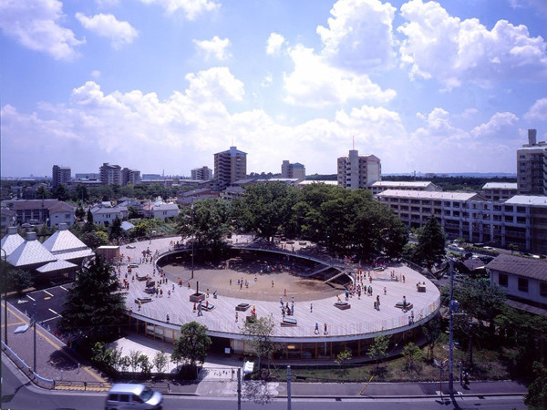 Được xây dựng từ năm 2007, trườngFuji Kindergarten ở thành phốTachikawa, Nhật Bản, trông như một vòng tròn hoàn hảo. Thiết kế độc đáo này khuyến khích trẻ thoải mái chạy nhảy nô đùa trên lối đi trên mái, leo lên những cái cây gần đó rồi tụt xuống hay tự do di chuyển qua lại giữa các phòng không có cửa. truong-mam-non-viet-nam-trong-danh-sach-12-truong-dep-nhat-the-gioi-8