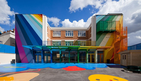 Màu sắc sặc sỡ, tươi vuilà ấn tượng đầu tiên mà trườngÉcole Maternelle Pajol ở thành phố Paris, Pháp, mang lại cho học sinh và phụ huynh. Không chỉ phối màu đẹp mắt phía ngoài, trường còn trang trí nội thất bên trong với các gam màu của 7 sắc cầu vồng. truong-mam-non-viet-nam-trong-danh-sach-12-truong-dep-nhat-the-gioi-1