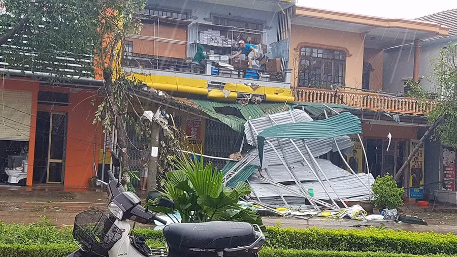 Một cổng chào tại Tp. Đồng Hới bị bão đánh sập 