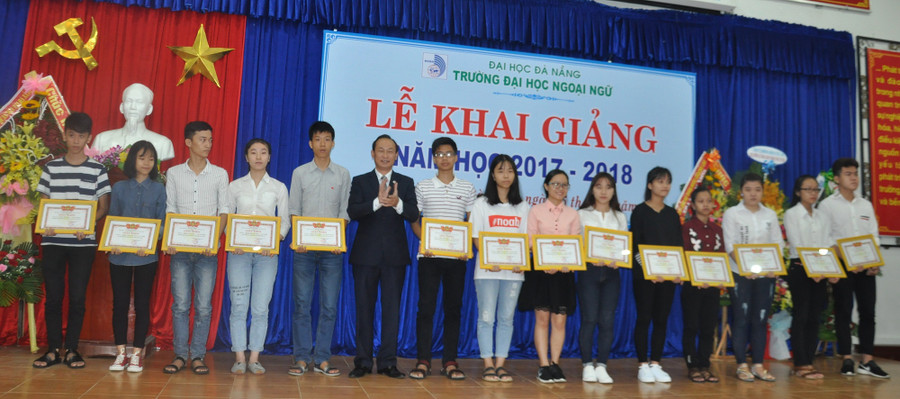 TS. Trần Hữu Phúc – Hiệu trưởng Trường ĐH Ngoại ngữ (ĐH Đà Nẵng) khen thưởng cho sinh viên thủ khoa.
