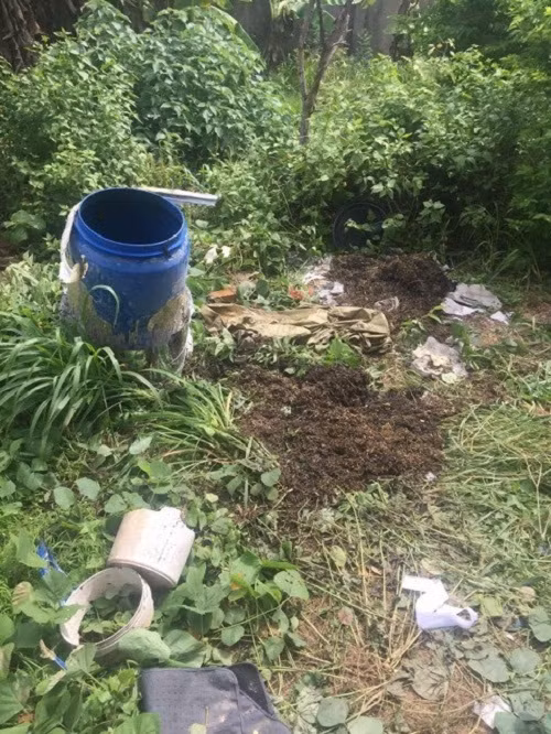 Thi thể thứ 2 được ướp với xác trà chuyên dùng trong việc mai táng. Ảnh: báo Người Lao Động.