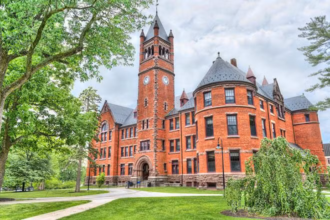 Những ngôi trường ma ám đáng sợ nhất thế giới