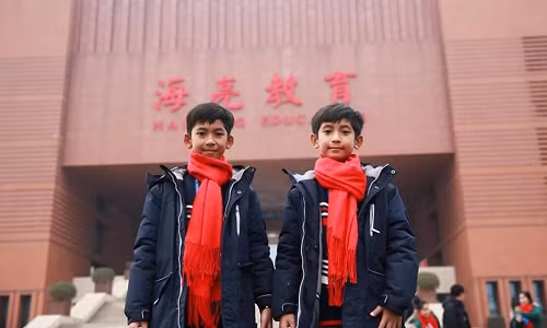 Cậu bé bán rong nói hơn 10 ngoại ngữ ở Campuchia du học Trung Quốc