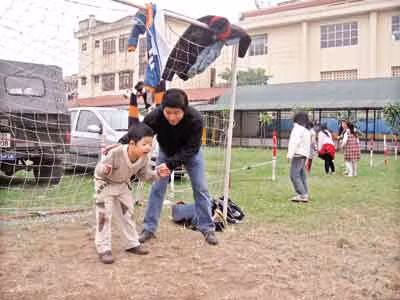 Diễn viên Quốc Tuấn luôn dành thời gian vui đùa cùng con trai.