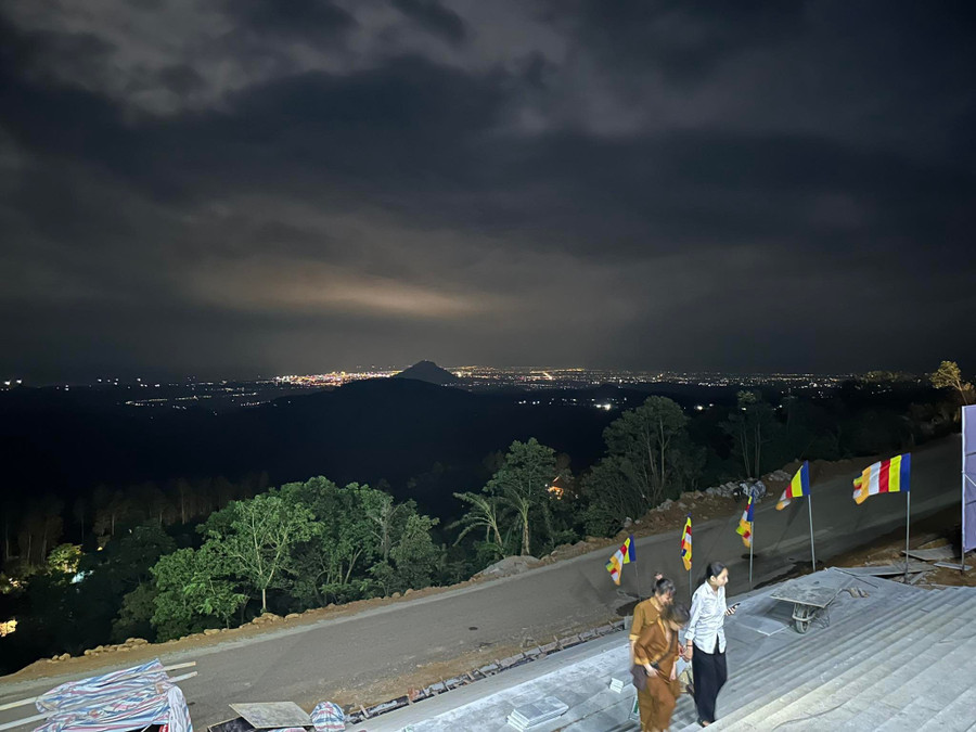 Mặt tiền Thiền viện hướng về TP Tuy Hoà và biển Đông