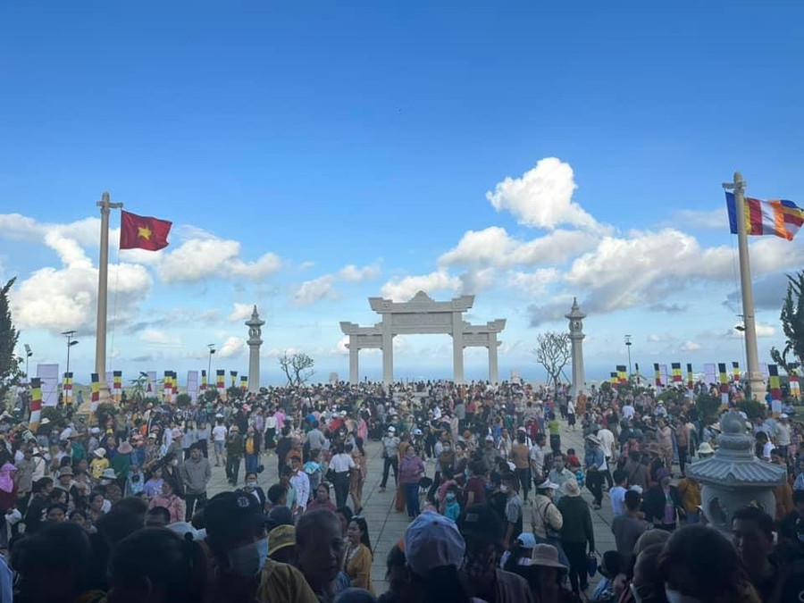 Đông đảo Phật tử về dự lễ khánh thành.