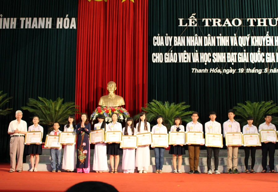 Thanh Hóa: Trao thưởng cho giáo viên, học sinh giỏi quốc gia